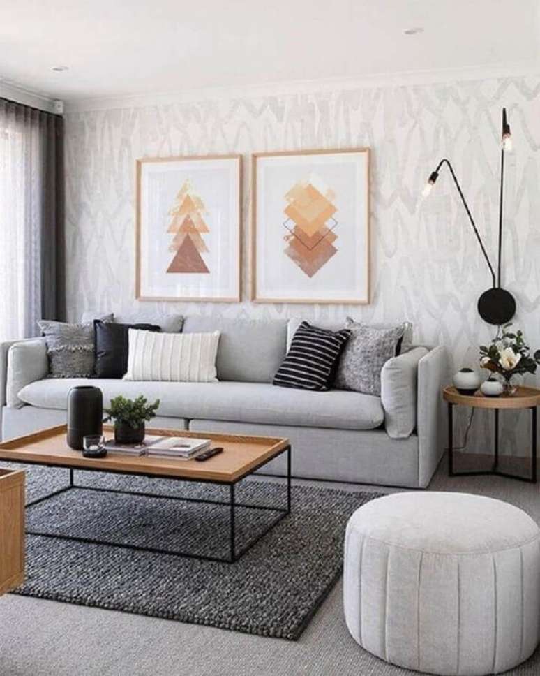 35. Sofá cinza para decoração de sala com papel de parede e mesa de centro moderna – Foto: Etsy