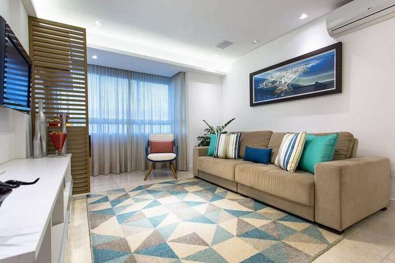 2. Decoração simples com sofá grande bege para sala com tapete geométrico – Foto: Pinterest