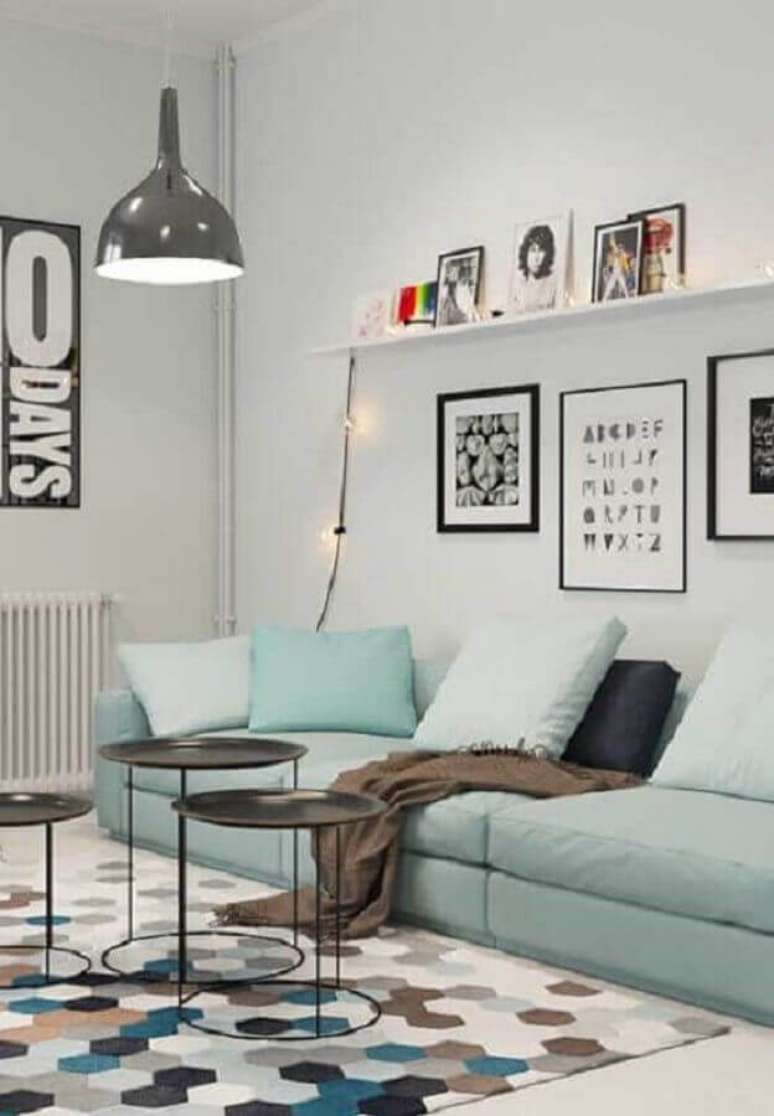 41. Decora&ccedil;&atilde;o moderna para sala com sof&aacute; azul claro &ndash; Foto: Otimizi