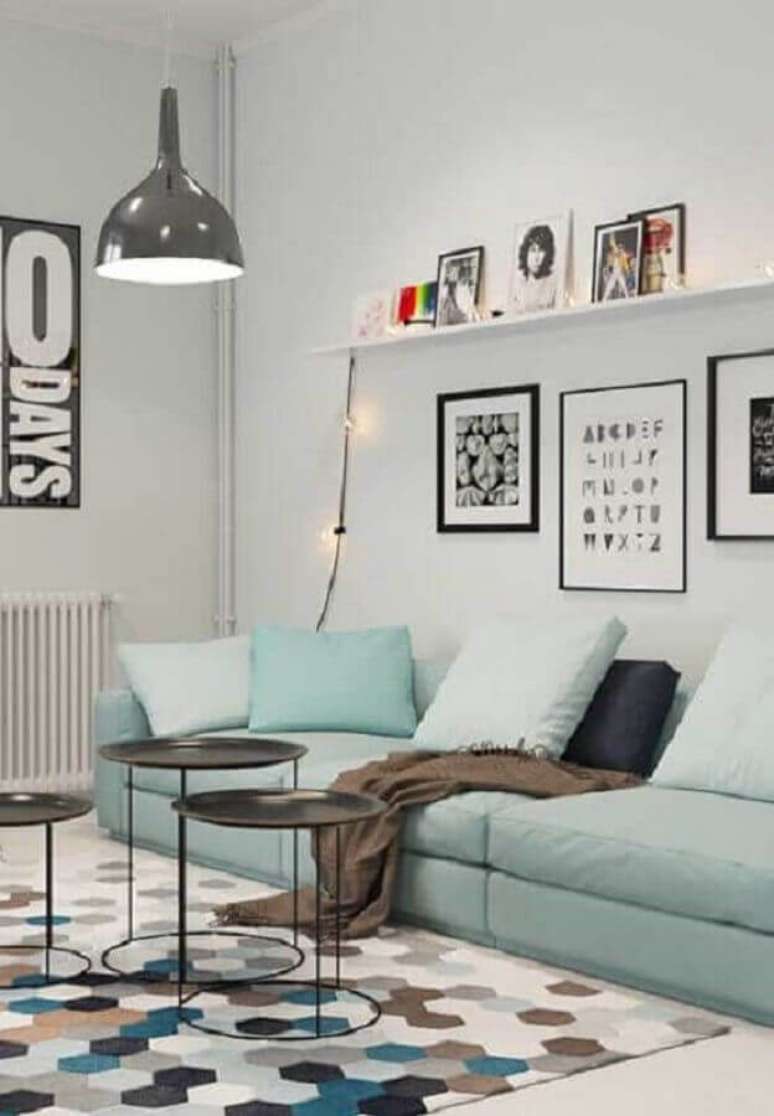 41. Decoração moderna para sala com sofá azul claro – Foto: Otimizi