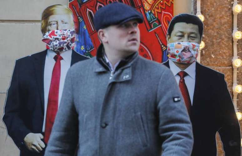 Mural na Rússia ironiza os presidentes Donald Trump (EUA) e Xi Jinping (China)