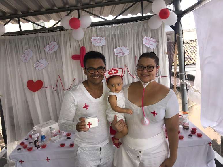 Pai e mãe de Malu, menina que ganhou festinha de mesversário com o tema coronavírus