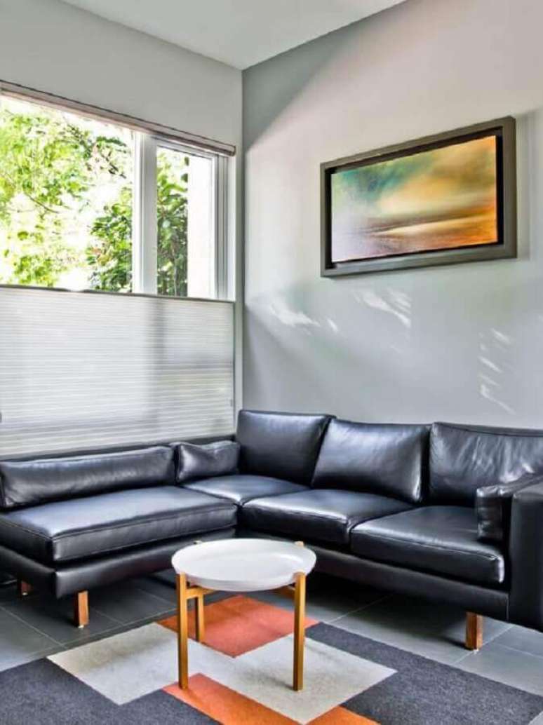 48. Modelo de sof&aacute; preto de canto em couro &ndash; Foto: Houzz
