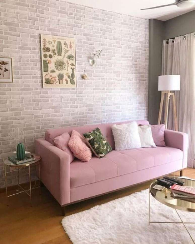 51. Modelo de sofá rosa para decoração de sala com papel de parede de tijolinho – Foto: Pinterest