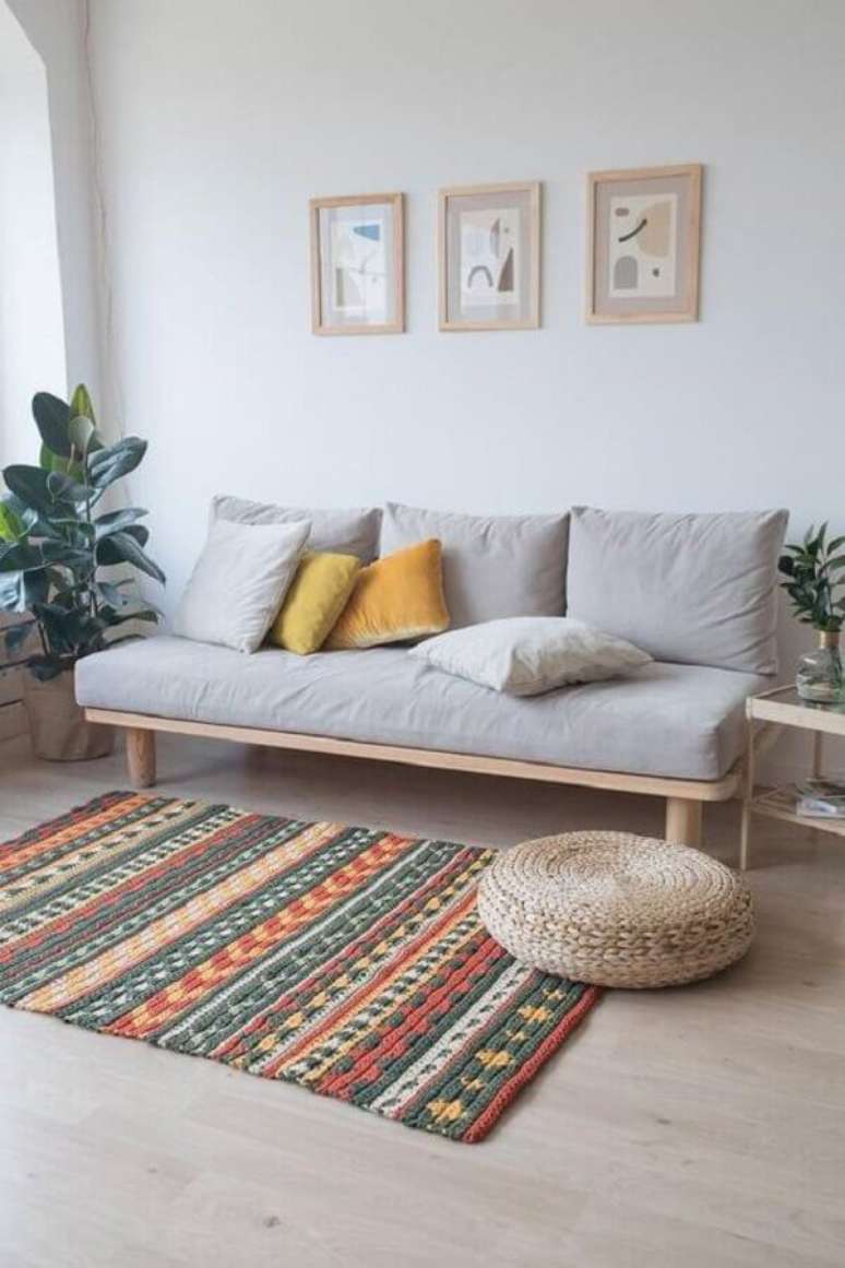 54. Modelo simples de sofá de madeira com almofadas cinza – Foto: Etsy