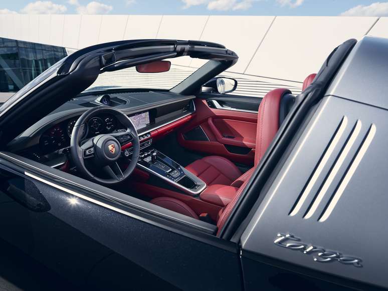 Por dentro, o 911 Targa é caracterizado pelas linhas claras e retas de seu painel e pelos instrumentos embutidos. 