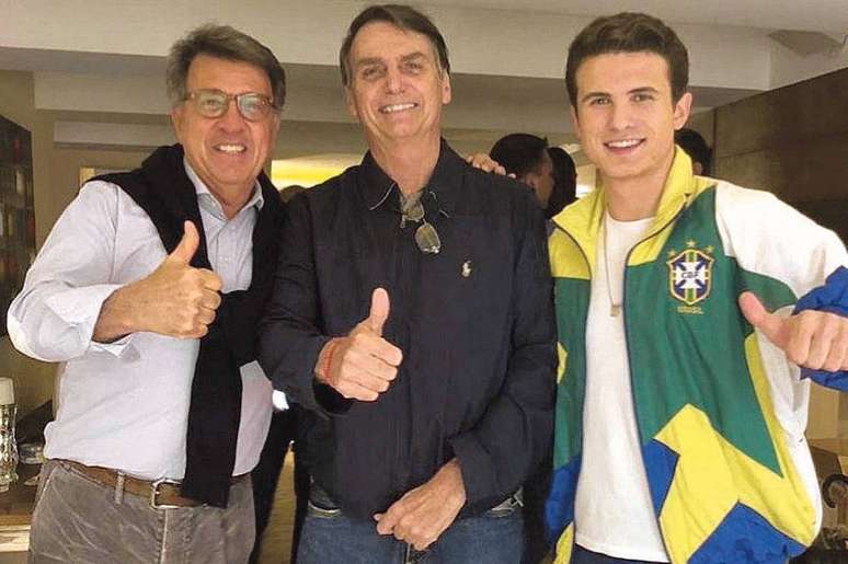 Paulo Marinho (esq) posa ao lado de Bolsonaro durante as eleições de 2018