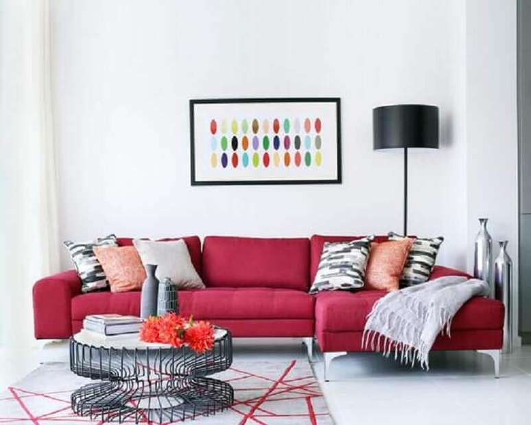 24. O sofá colorido pode dar um ar mais alegre e divertido na decoração da sala – Foto: Pinterest