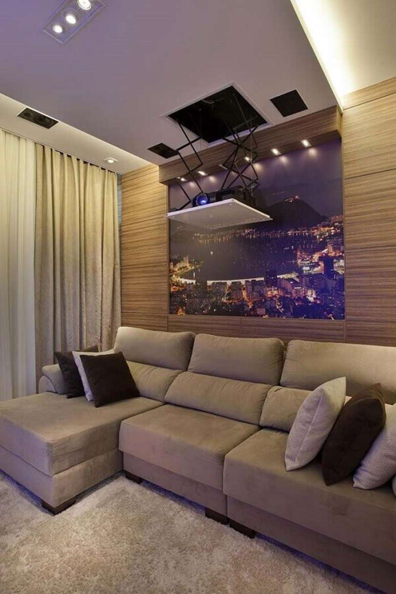 59. Sala de TV decorada om sofá reclinável bege – Foto: Chaves na Mão