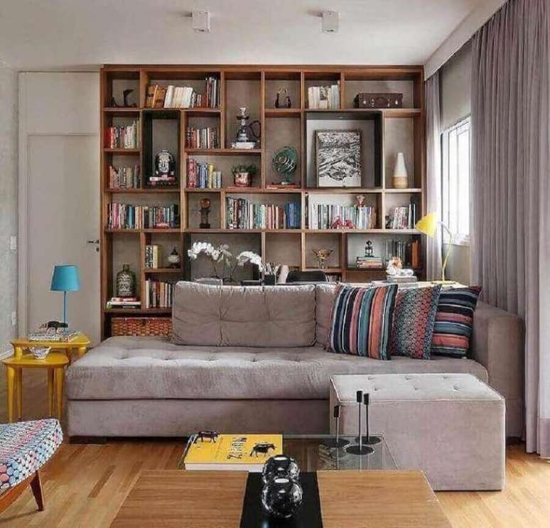 60. Sala decorada com estante de madeira planejada e sofá moderno cinza – Foto: Studio Novak