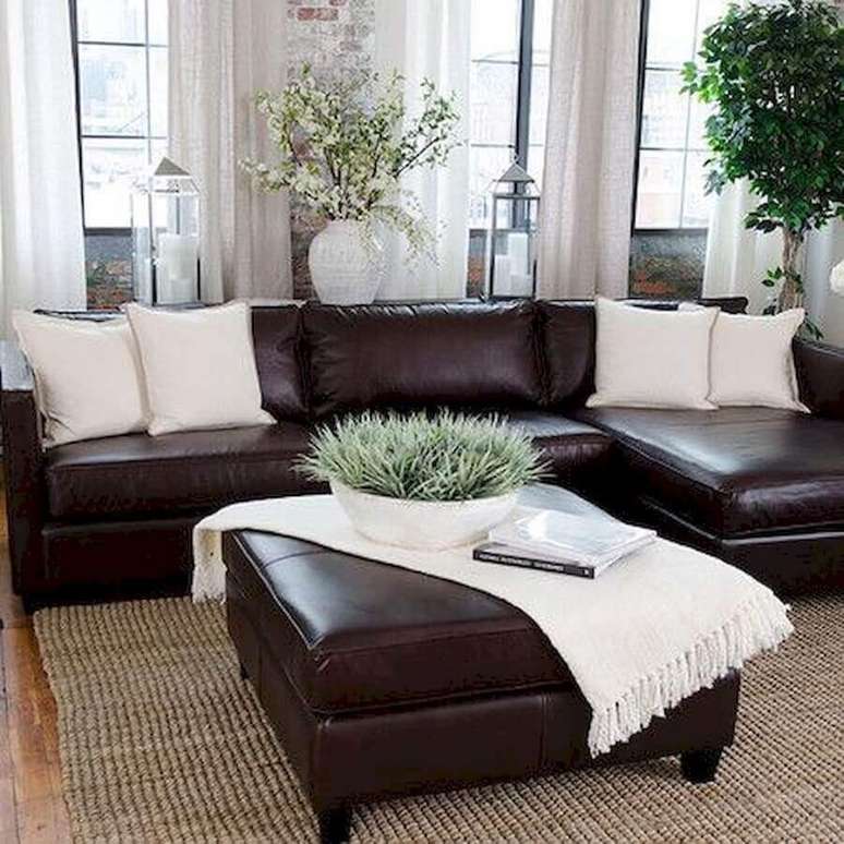 61. Jogo de sofá de couro para sala decorada com manta e almofadas cinza – Foto: Pinterest