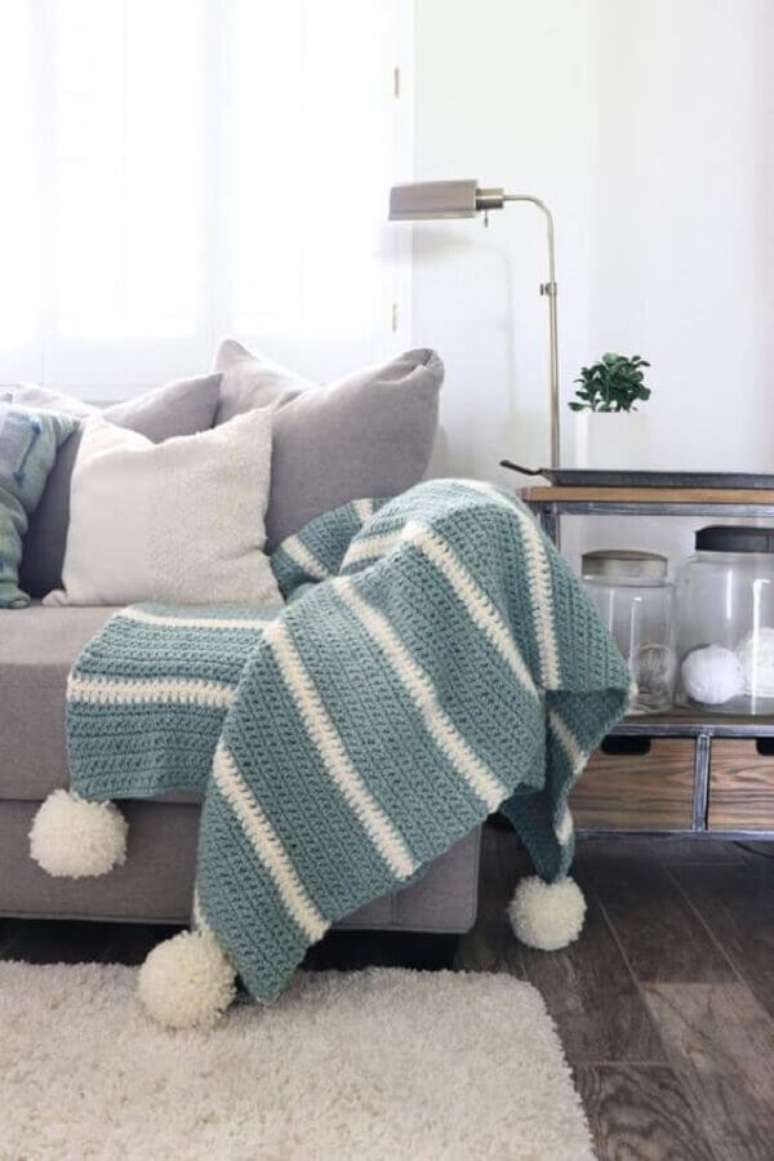 62. Decora&ccedil;&atilde;o de sala com manta para sof&aacute; cinza &ndash; Foto: Etsy