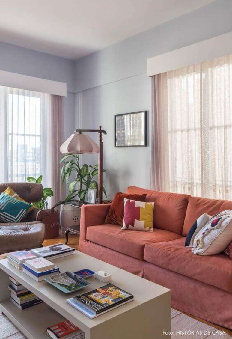 65. Invista em sofás coloridos para uma decoração mais alegre e descontraída – Foto: Histórias de Casa