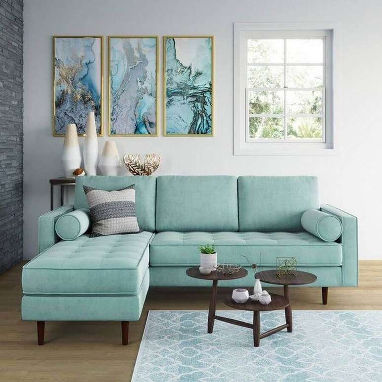 66. Sala decorada com sofá com chaise azul claro – Foto: Pinterest