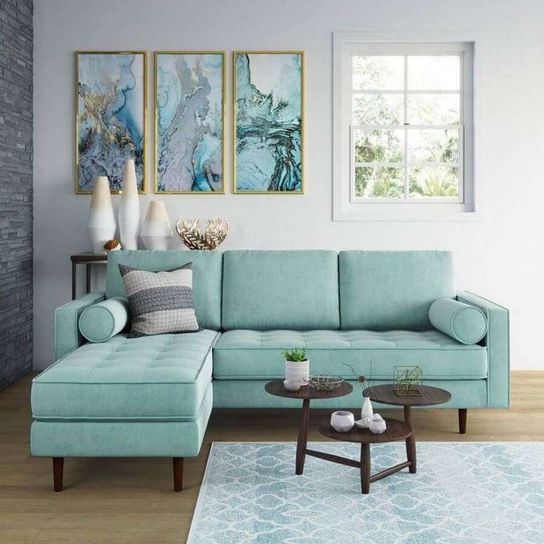 66. Sala decorada com sof&aacute; com chaise azul claro &ndash; Foto: Pinterest