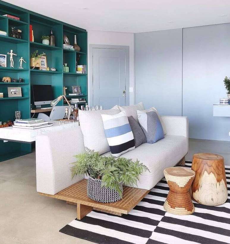 69. Sala decorada com sof&aacute; moderno branco com base de madeira &ndash; Foto: Pinterest