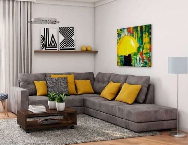 73. Sala simples decorada com sofá de canto cinza e almofadas amarelas – Foto: Pinterest