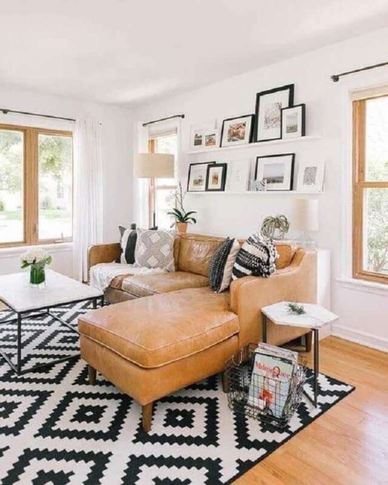 74. Sala decorada com tapete preto e branco e sofá com chaise de couro – Foto: West Elm