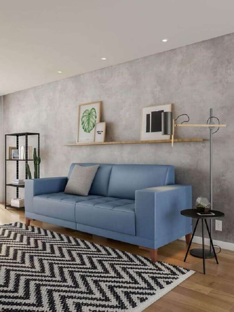83. Sof&aacute; azul claro para decora&ccedil;&atilde;o de sala moderna com parede de cimento queimado &ndash; Foto: Arquidicas