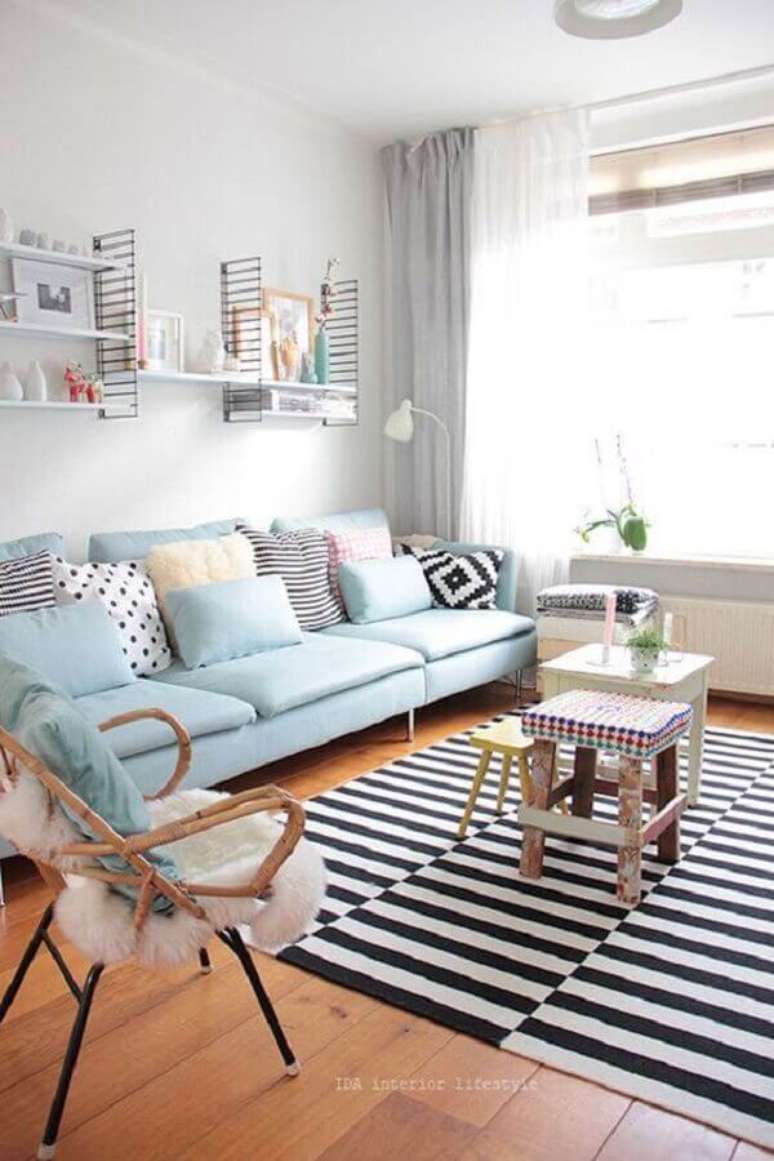 84. Sofá azul claro para sala de estar branca decorada com tapete listrado preto e branco – Foto: Histórias de Casa