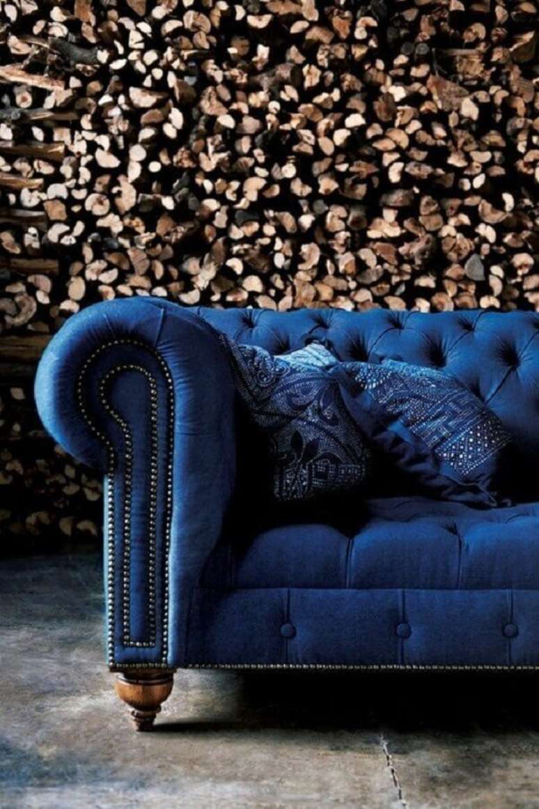 9. Invista no sofá chesterfield para uma decoração bem sofisticada para a sala – Foto: The Cottage Market