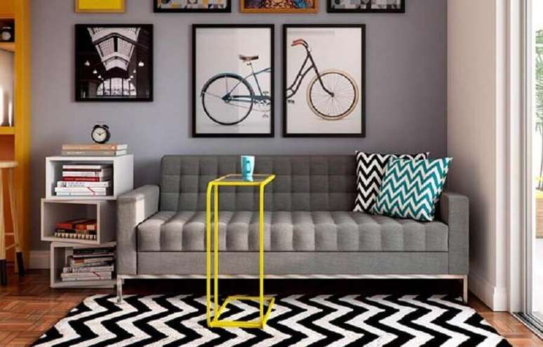 89. Sofá cinza para sala decorada com tapete preto e branco e mesa de apoio amarela – Foto: Pinterest