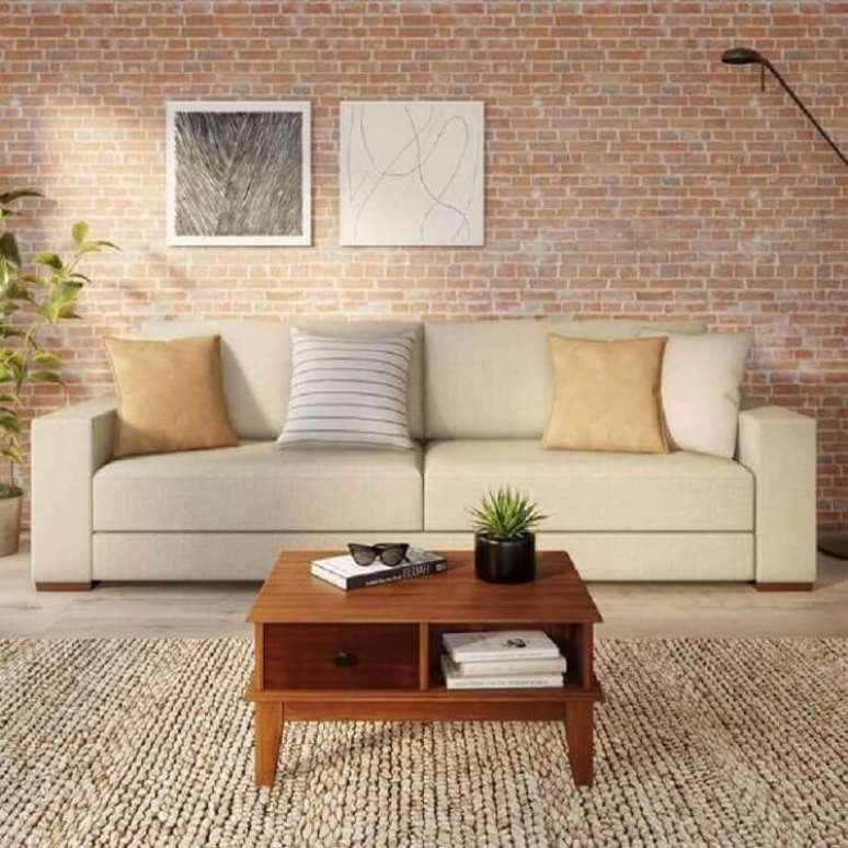 20. Sala decorada com parede de tijolo à vista e sofá de linho – Foto: Pinterest
