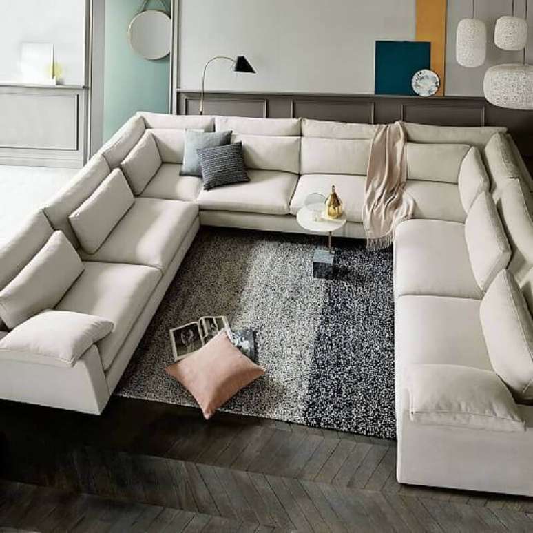 98. Decoração para sala ampla com sofá grande e moderno – Foto: West Elm