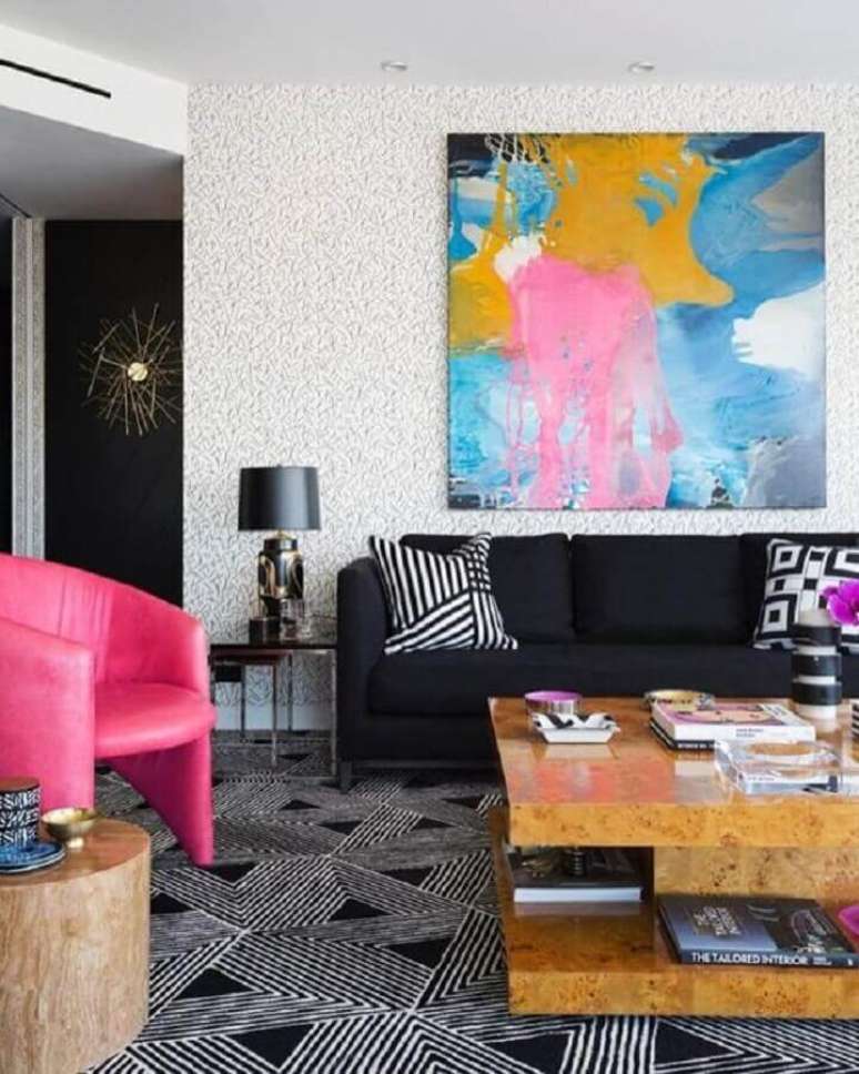 103. Sofás pretos são ótimos para trazer equilíbrio e modernidade a salas coloridas – Foto: Pinterest