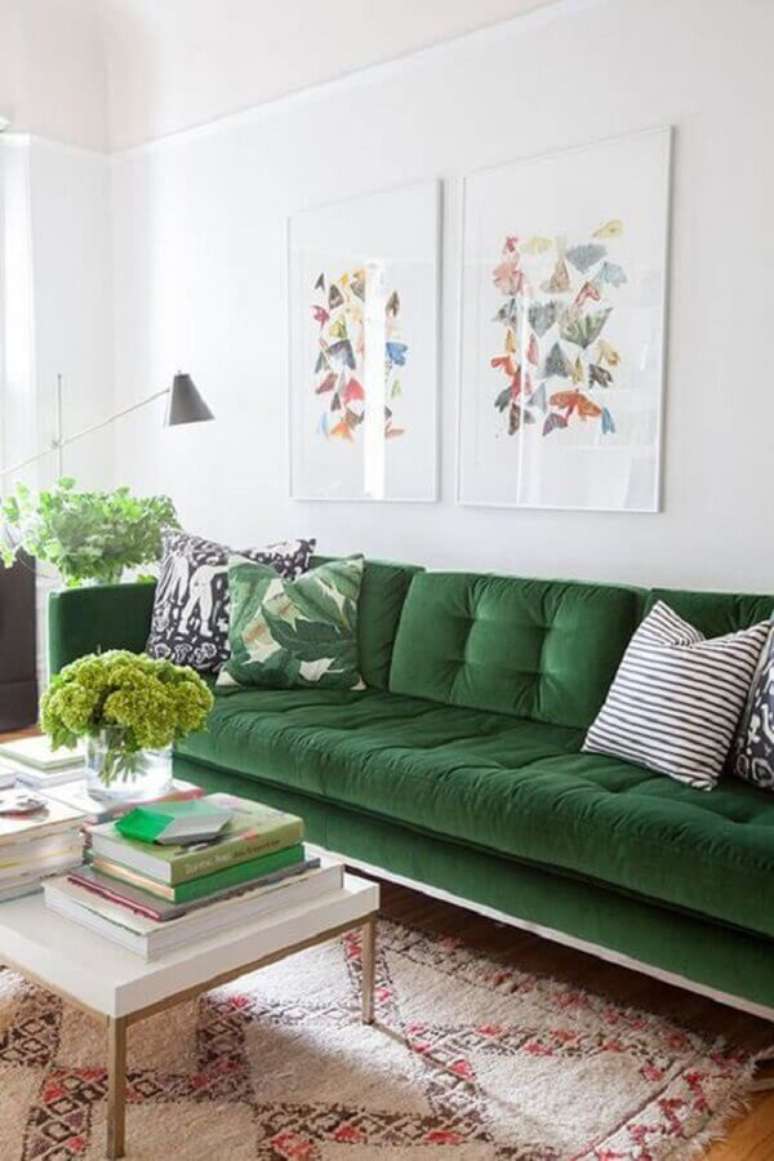 105. Sofá verde para decoração de sala branca – Foto: Constance Zahn