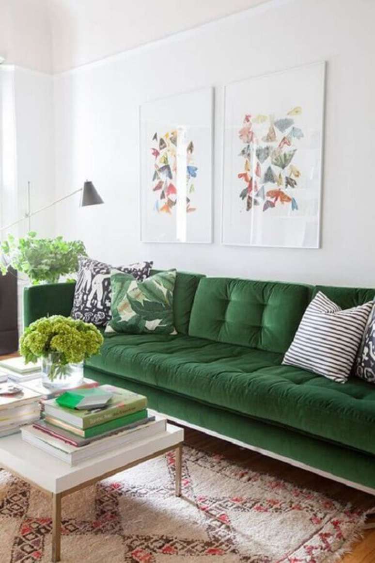 105. Sof&aacute; verde para decora&ccedil;&atilde;o de sala branca &ndash; Foto: Constance Zahn