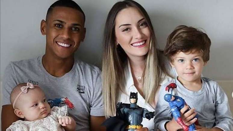 Bruno Alves com a mulher (Daniela) e os filhos (Henry e Helena)