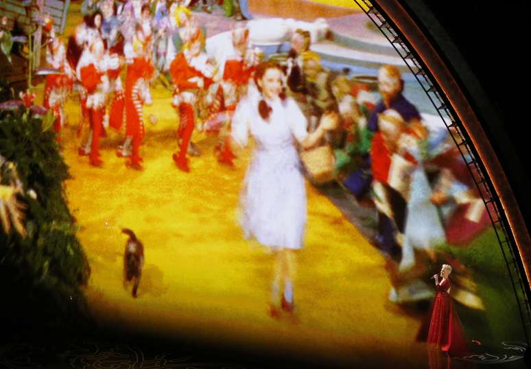 Cantora Pink presta homenagem ao filme "O M&aacute;gico de Oz" durante 86&ordf; cerim&ocirc;nia do Oscar
02/03/2014
REUTERS/Lucy Nicholson