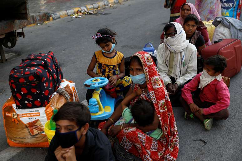 Família aguarda em Noida, na Índia, para embarcar em ônibus de volta para casa
19/05/2020 REUTERS/Anushree Fadnavis