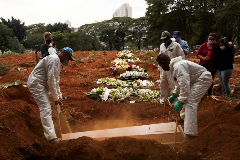 Enterro de vítima do coronavírus no cemitério da Vila Formosa, em São Paulo (SP) 
13/05/2020
REUTERS/Amanda Perobelli