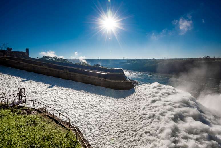 Usina hidrel&eacute;trica de Itaipu, em Foz do Igua&ccedil;u (PR), com comportas abertas 
18/05/2020
Rubens Fraulini/Itaipu Binacional/Divulga&ccedil;&atilde;o via REUTERS 