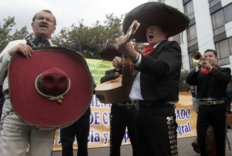 Grupo mariachi se apresenta em Bogot&aacute;
22/04/2008
REUTERS/Carlos Duran