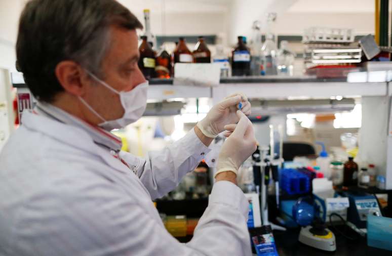 Santiago Webajh, cientista da Fundação Pablo Cassara, segura teste do "NEOKIT-COVID-19, desenvolvido no país para diagnosticar a Covid-19. 19/5/2020. REUTERS/Agustin Marcarian