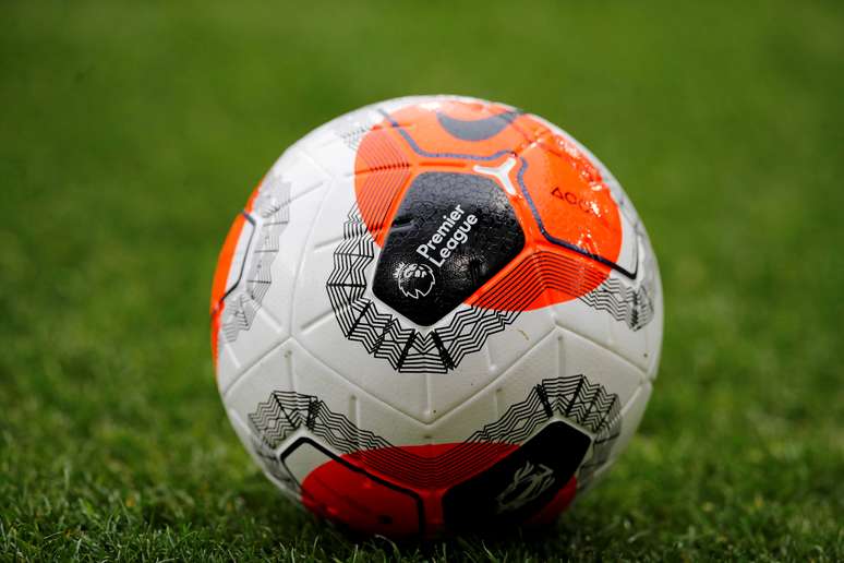 Logotipo da Premier League numa bola usada no campeonato inglês. 22/2/2020  REUTERS/Phil Noble  