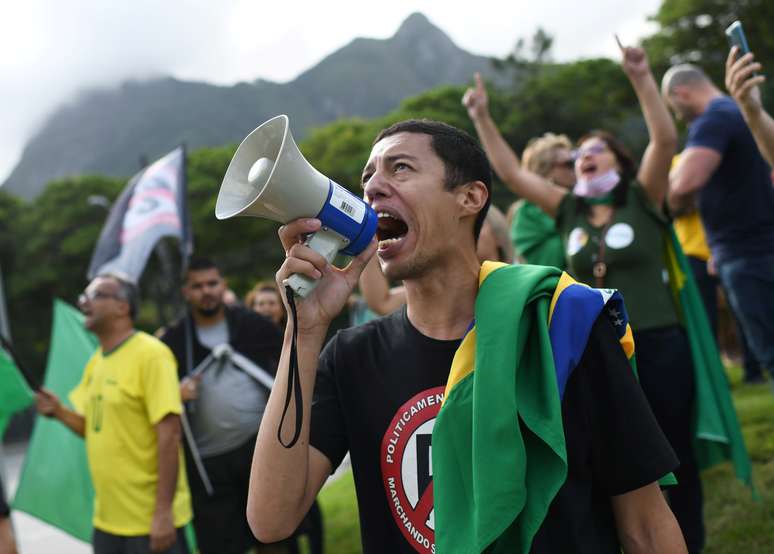 Manifestantes protestam contra o governador do RJ, Wilson Witzel
18/04/2020
REUTERS/Lucas Landau