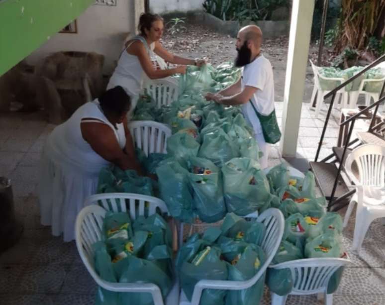 Ação emergencial atende 100 famílias da favela Jorge Turco, no Rio