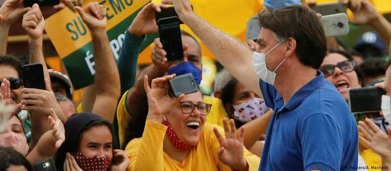 Bolsonaro ignora consenso científico internacional e volta apoiar aglomeração em Brasília