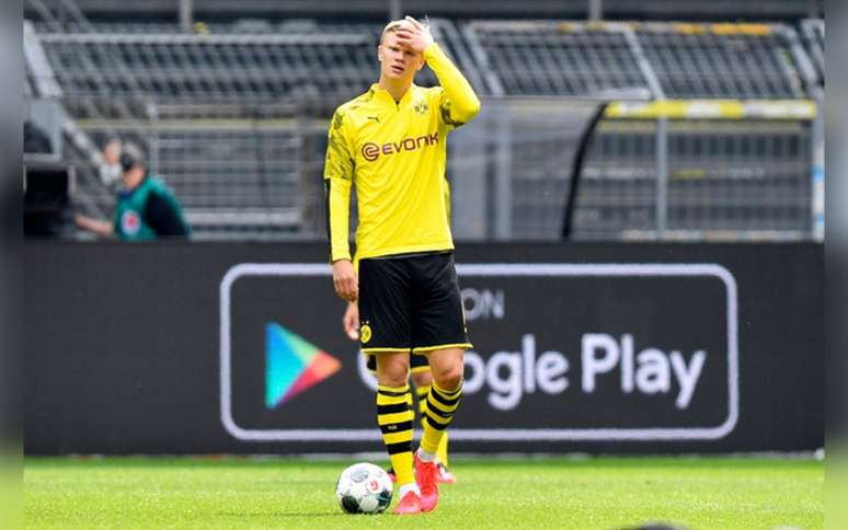 Atacantes ficam mais perto de zagueiros, por exemplo, durante um jogo (Foto: Martin Meissner / AFP)