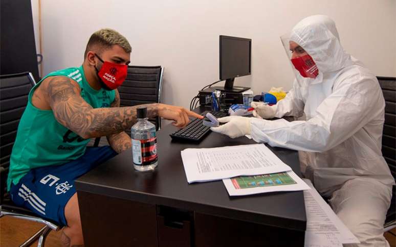 O atacante Gabriel Barbosa realizando teste no CT George Helal (Foto: Alexandre Vidal/Flamengo)