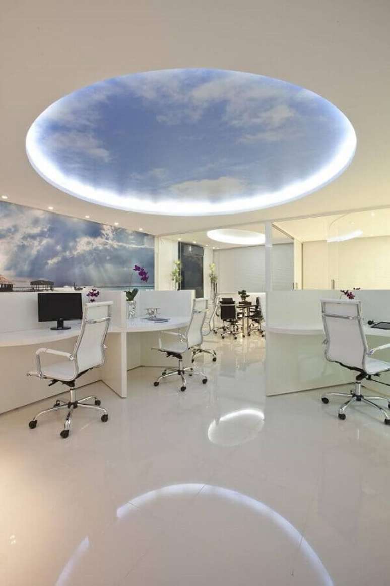 21. Decoração clean com circulo imitando céu no teto e com cadeira para escritório branca – Foto: Iara Kilaris