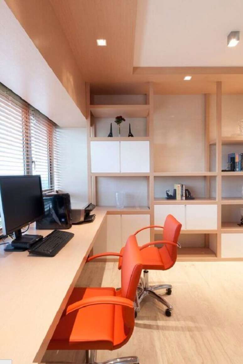 24. A cadeira de escritório colorida pode garantir um toque mais alegre e descontraído ao ambiente de trabalho – Foto: Pinterest