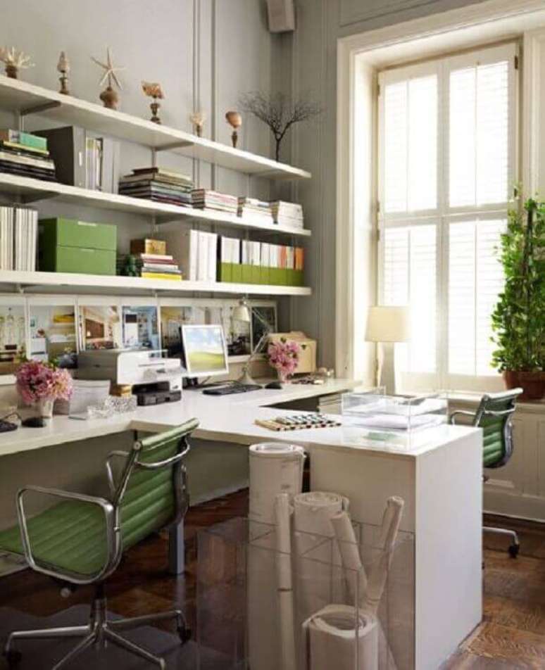 25. Decoração simples com cadeira de escritório colorida verde com estrutura de inox – Foto: Archilovers