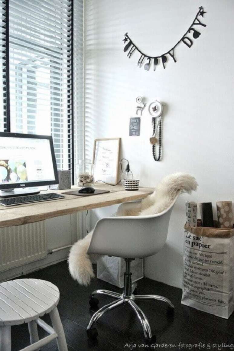 28. Cadeira de escritório com rodinhas e assento branco igual cadeira eames – Foto: Adoro Home Office