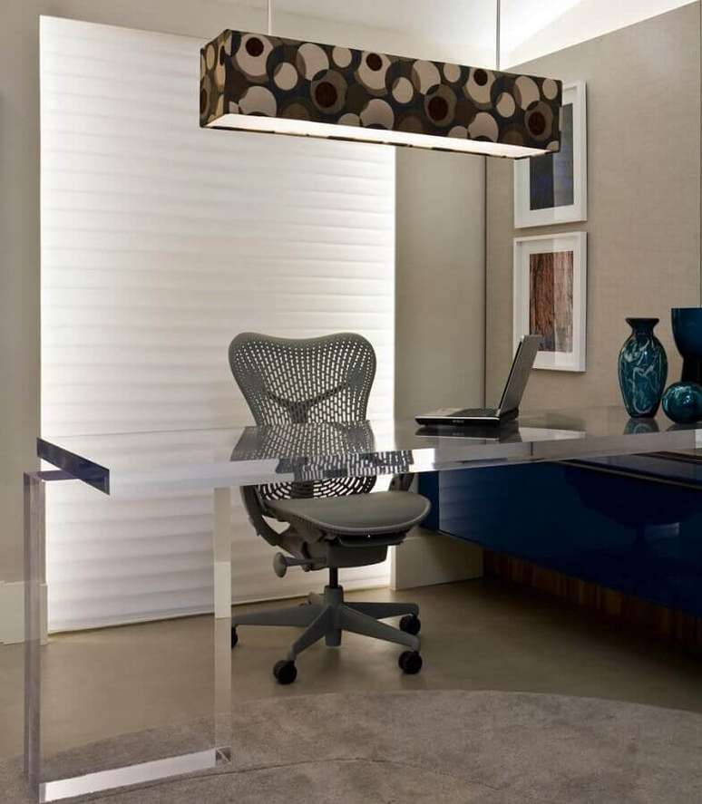 35. Cadeira para escritório moderna com encosto feito em tela – Foto: Marília Veiga