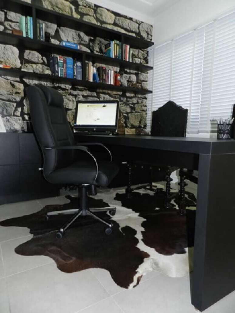 37. Decoração com tapete de couro e cadeira de escritório diretor preta – Foto: Ane de Conto Arq+Interiores
